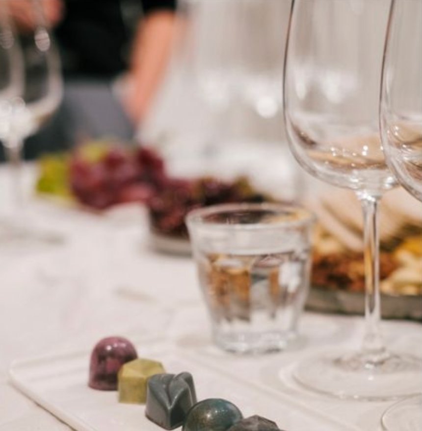 Bonbons en wijn naast elkaar bij een wine en chocolate tasting