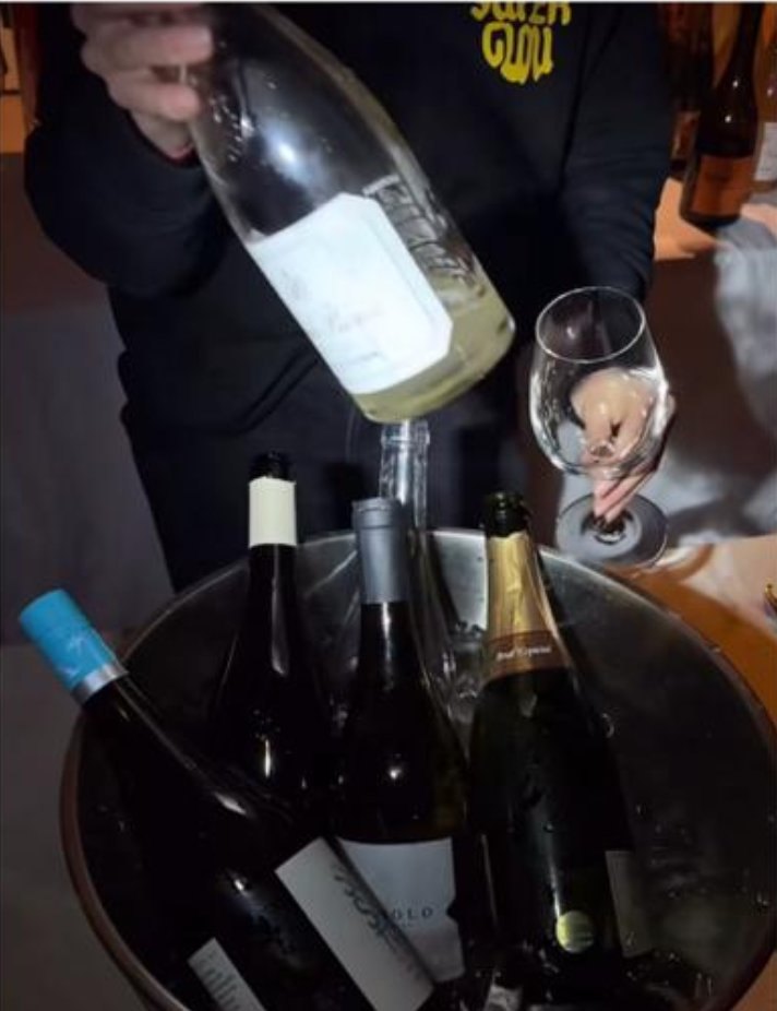 Wijnflessen in een koeler tijdens een event