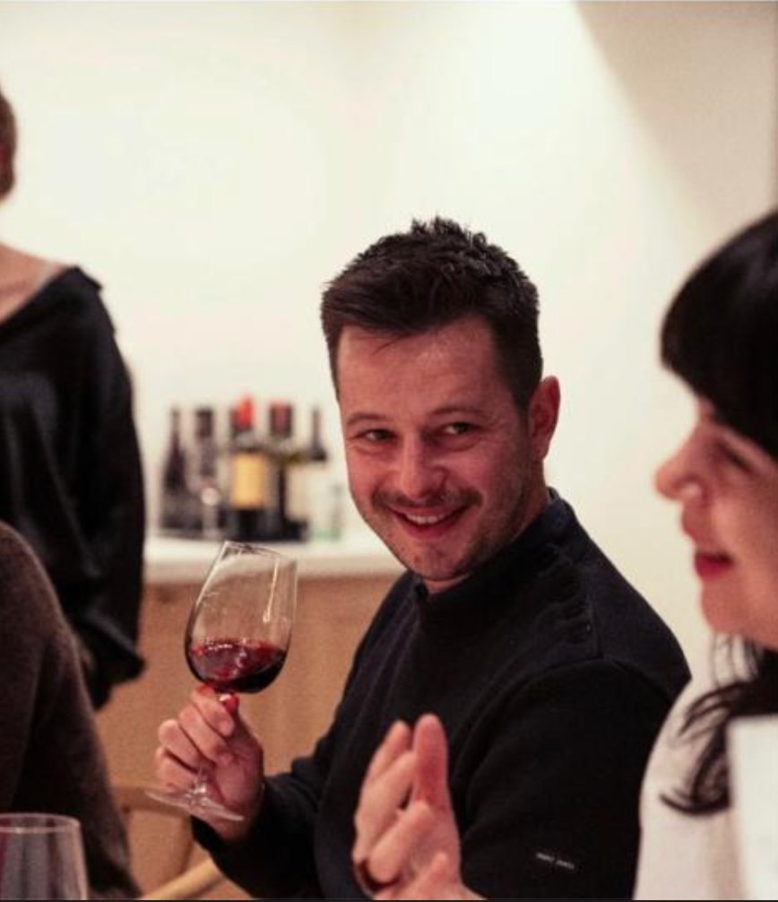 Deelnemers lachen tijdens een Superglou wijnworkshop
